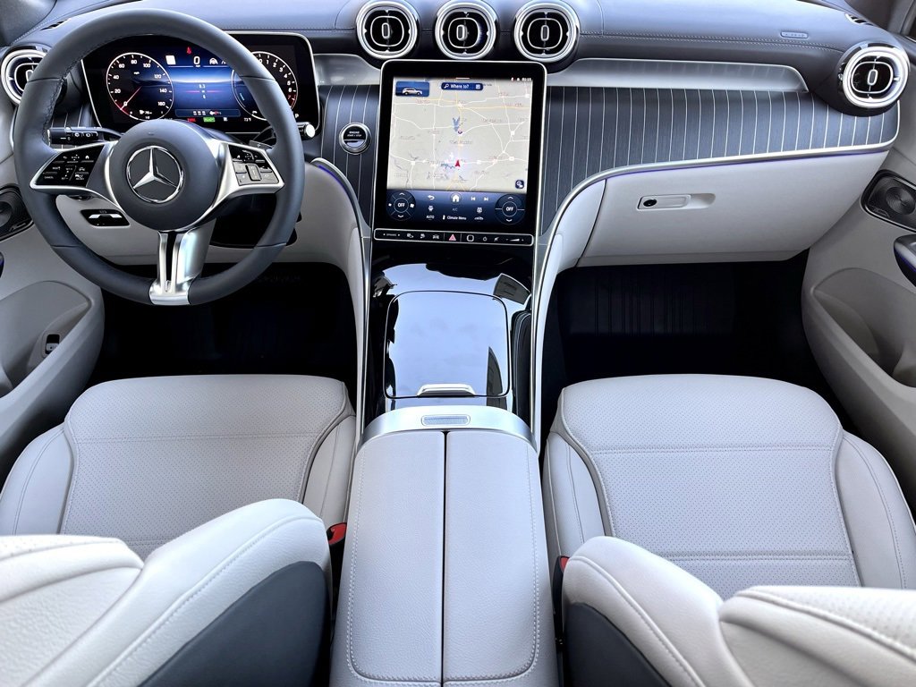 Used 2025 Mercedes-Benz GLC 350e 4MATIC image 2