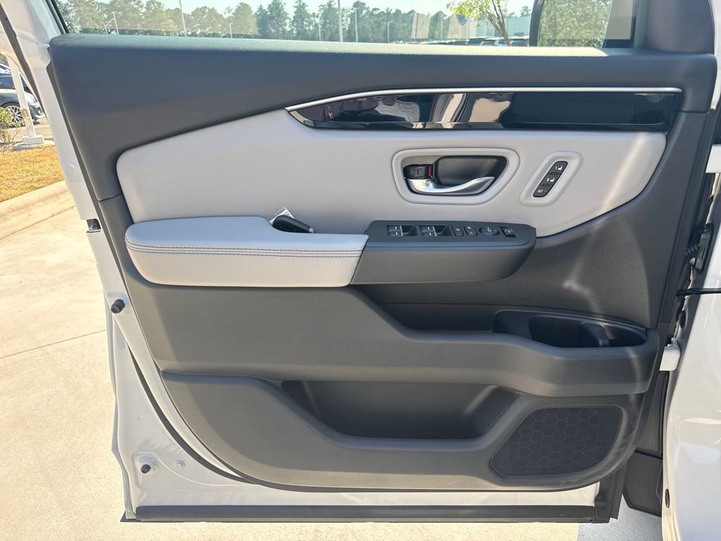 Certified 2025 Honda Pilot Touring image 11