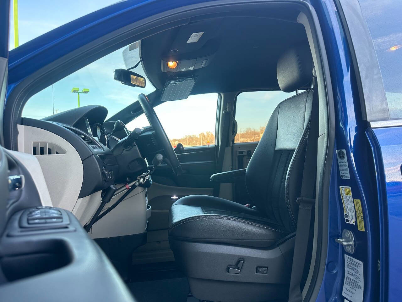 Used 2018 Dodge Grand Caravan SXT image 15