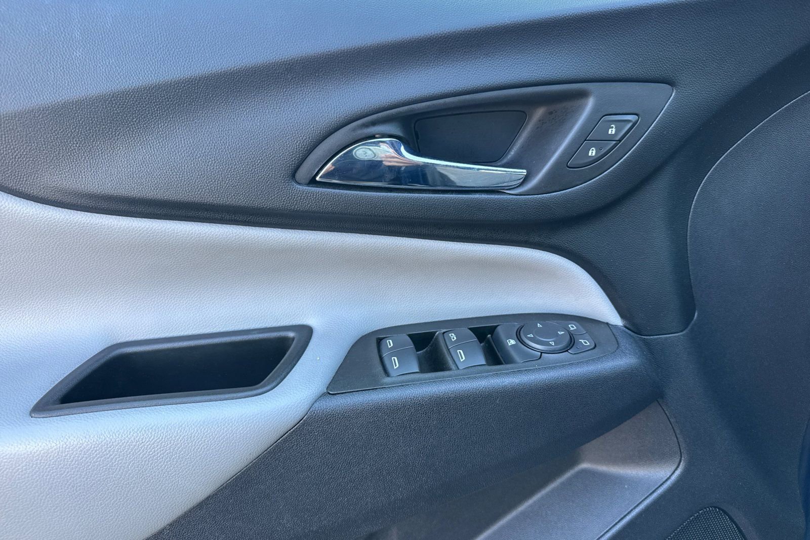 Used 2023 Chevrolet Equinox LS image 12