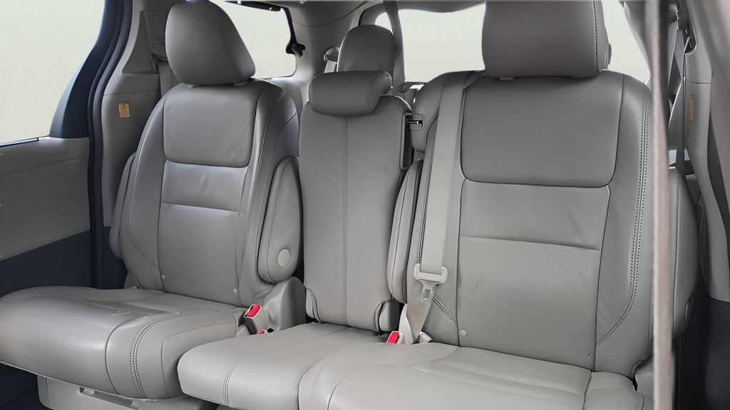 Used 2012 Toyota Sienna XLE FWD image 16