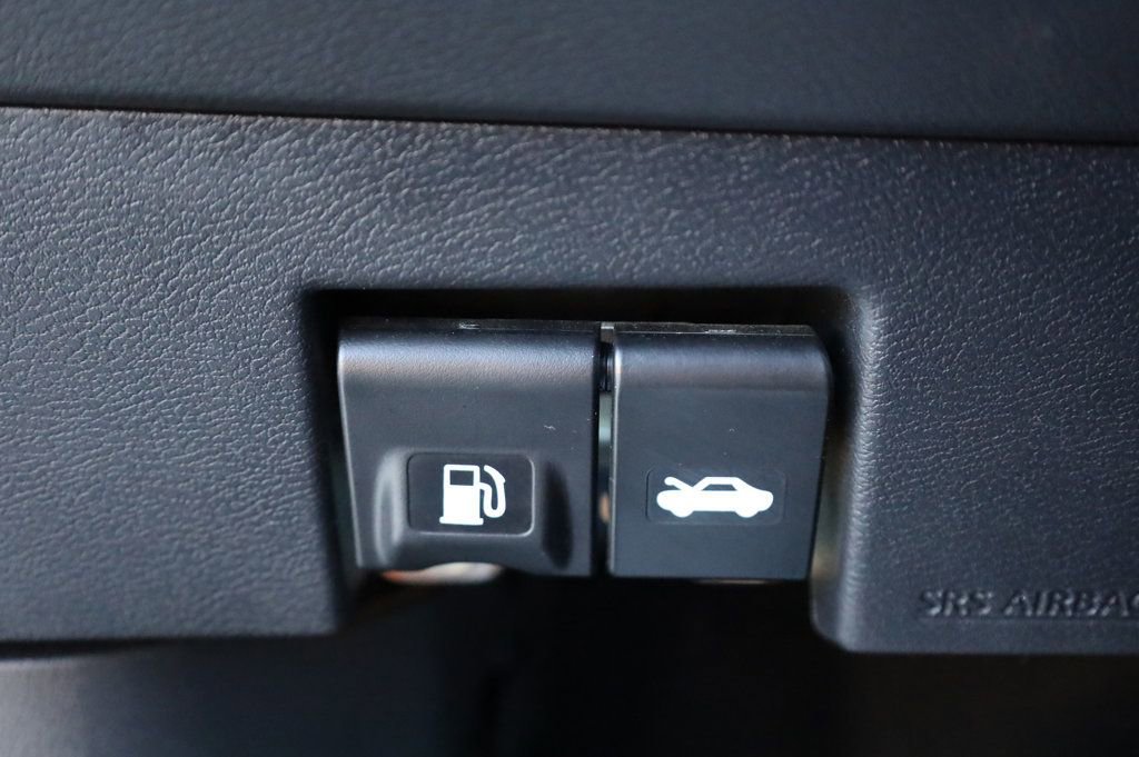 Used 2025 Nissan Versa S w/ Trunk Package image 33