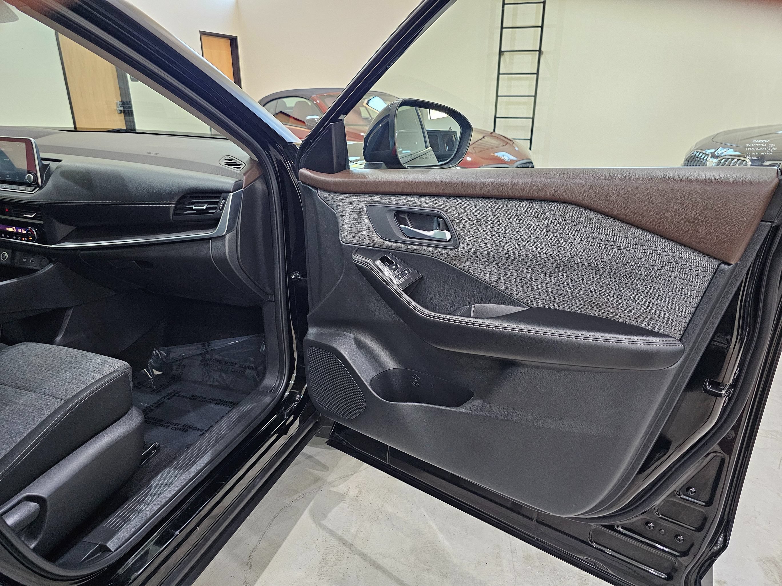 Used 2023 Nissan Rogue SV FWD image 31