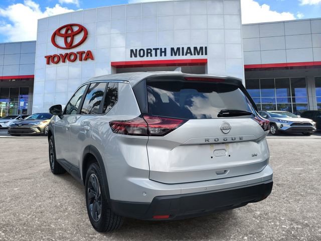 Used 2024 Nissan Rogue SV image 3