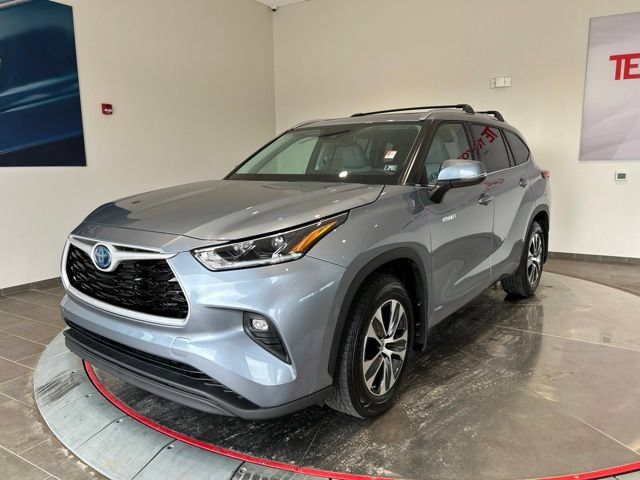 Used 2021 Toyota Highlander XLE AWD/4WD image 3