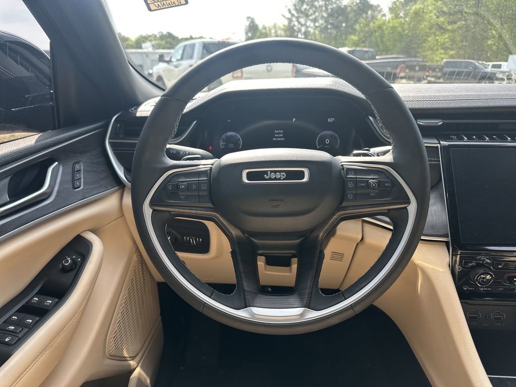 Used 2023 Jeep Grand Cherokee L Limited w/ Black Appearance Package image 25