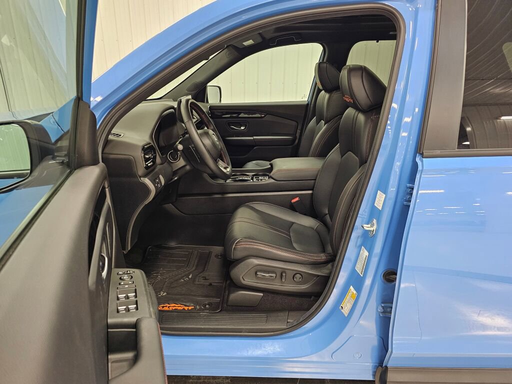 Used 2025 Honda Pilot TrailSport image 12
