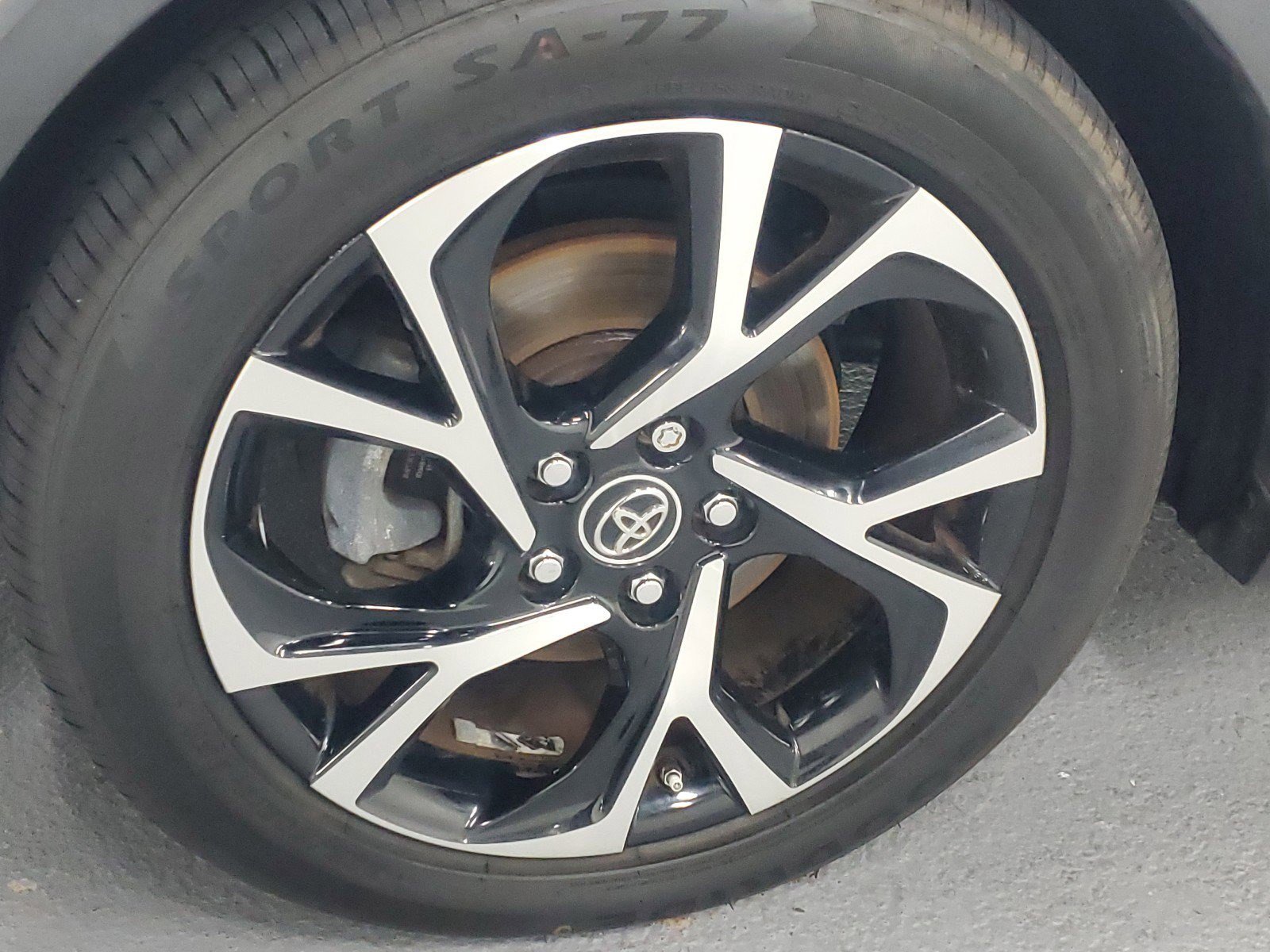 Used 2018 Toyota C-HR XLE image 5