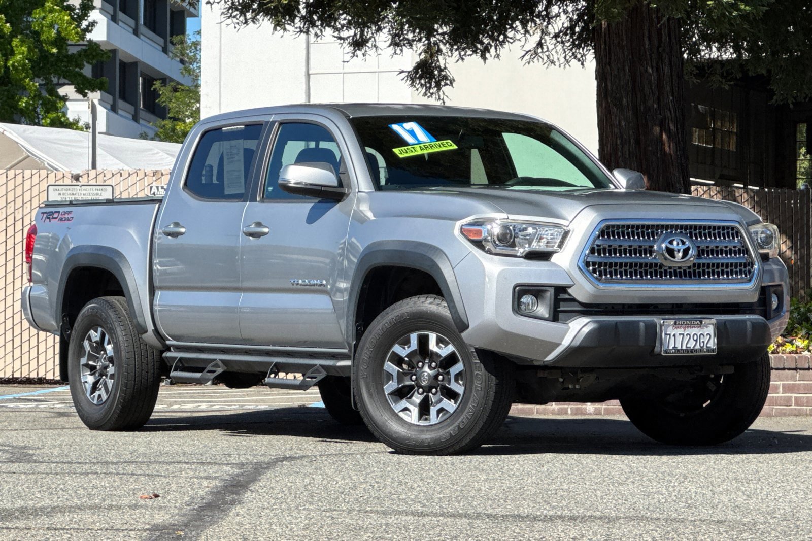 Used 2017 Toyota Tacoma TRD Off-Road RWD image 2
