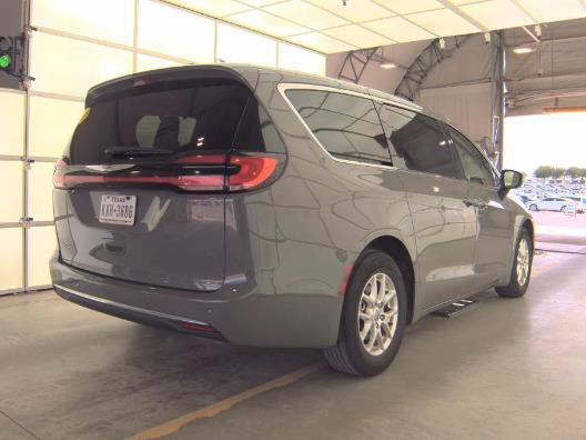 Used 2023 Chrysler Pacifica Touring-L FWD image 3
