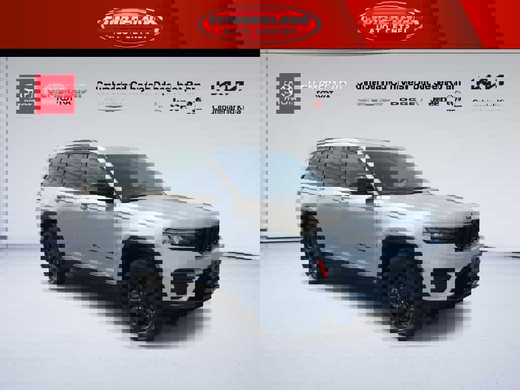 Used 2023 Jeep Grand Cherokee Altitude image 2