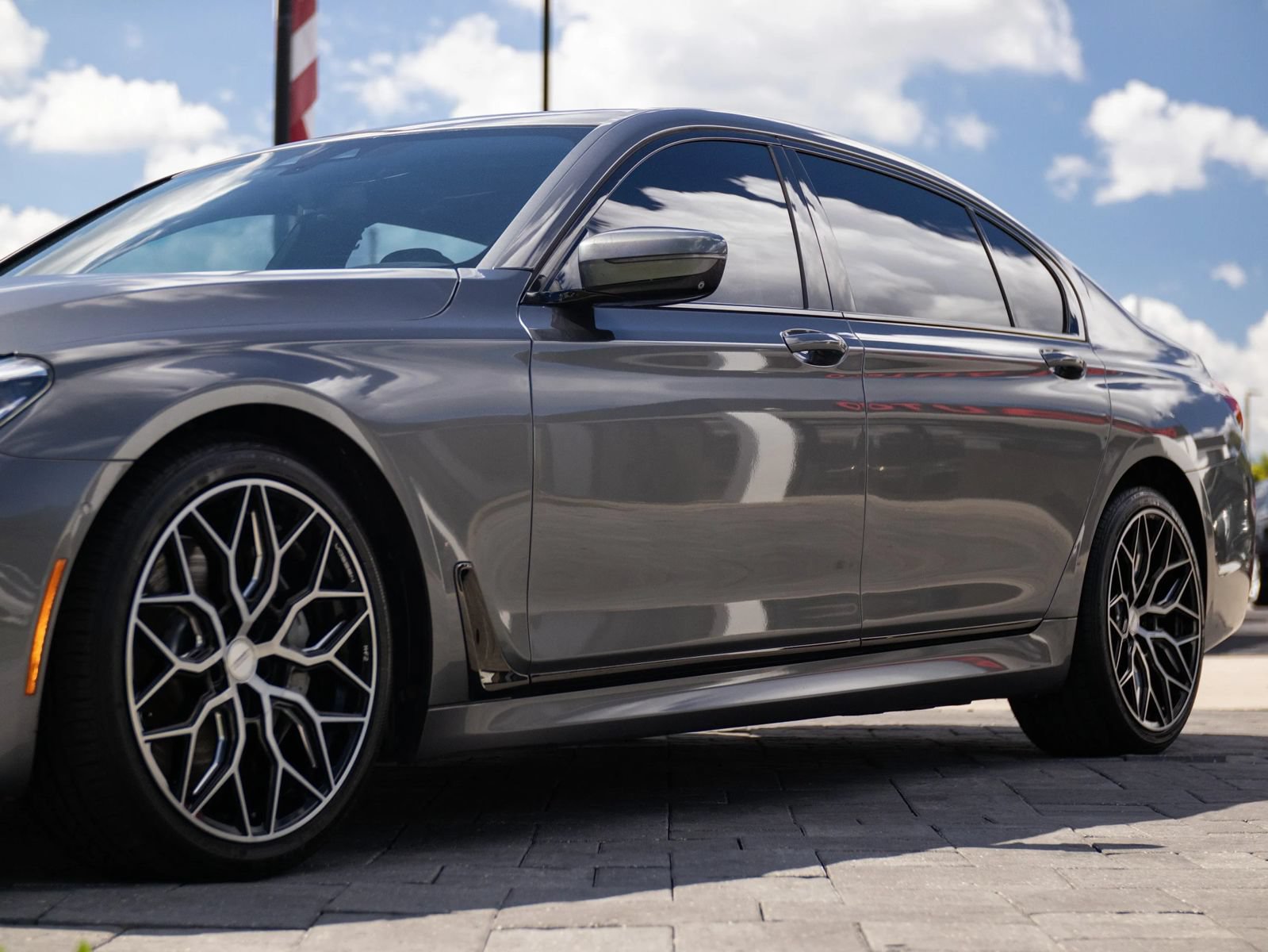 Used 2019 BMW 750i w/ M Sport Package RWD image 7