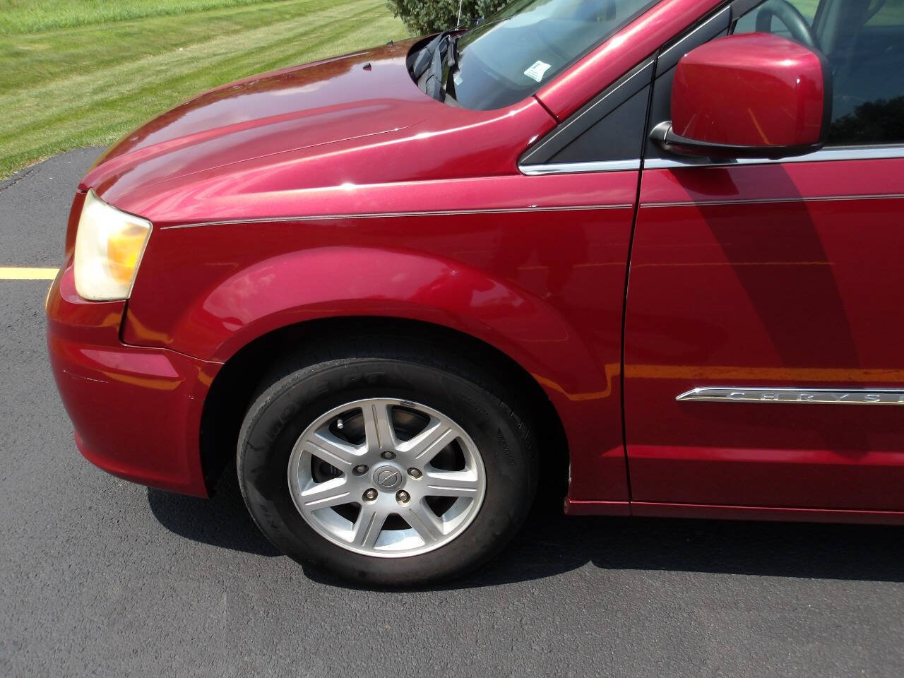 Used 2011 Chrysler Town & Country Touring FWD image 31