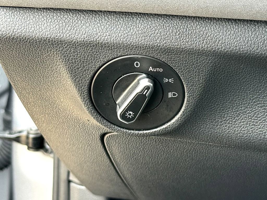 Used 2025 Volkswagen Jetta SE FWD image 17