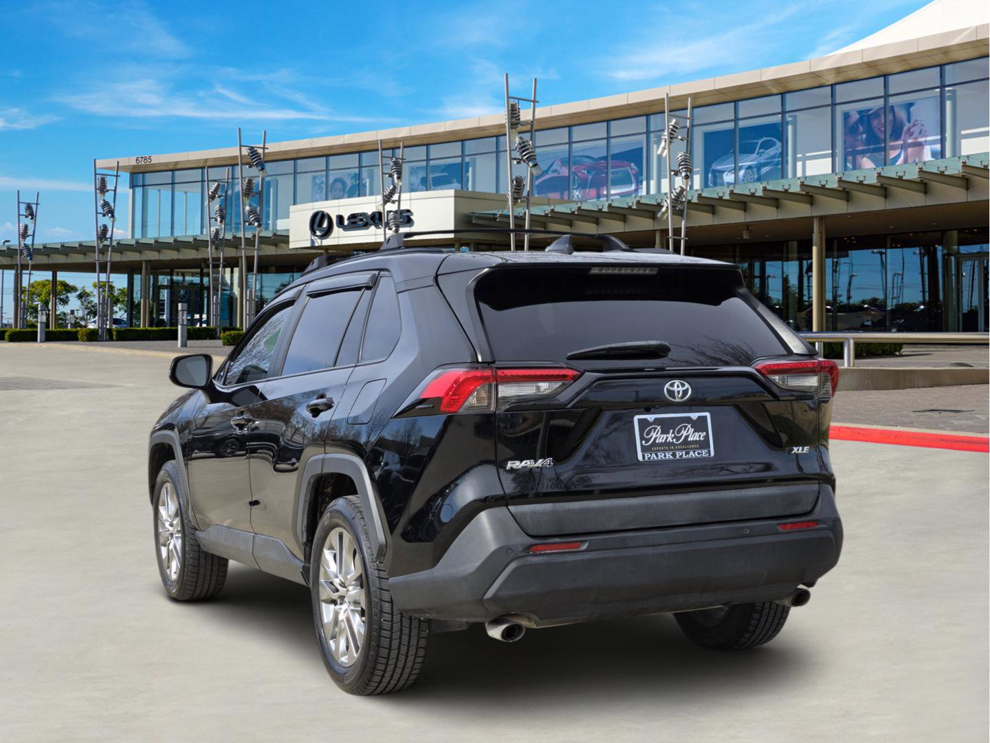 Used 2020 Toyota RAV4 XLE Premium image 4