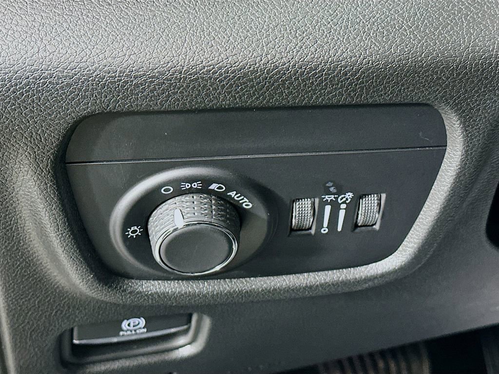 Certified 2025 Jeep Grand Cherokee Laredo w/ Luxury Tech Group I image 18