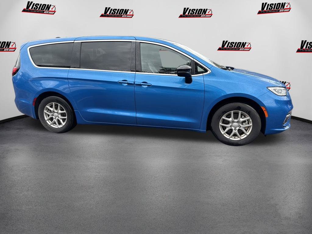 Used 2026 Chrysler Pacifica Select FWD image 4