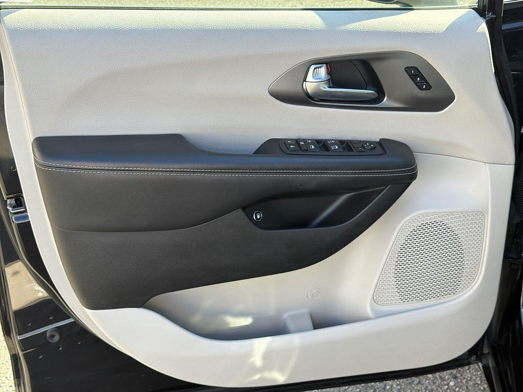Used 2023 Chrysler Pacifica Touring-L FWD image 20