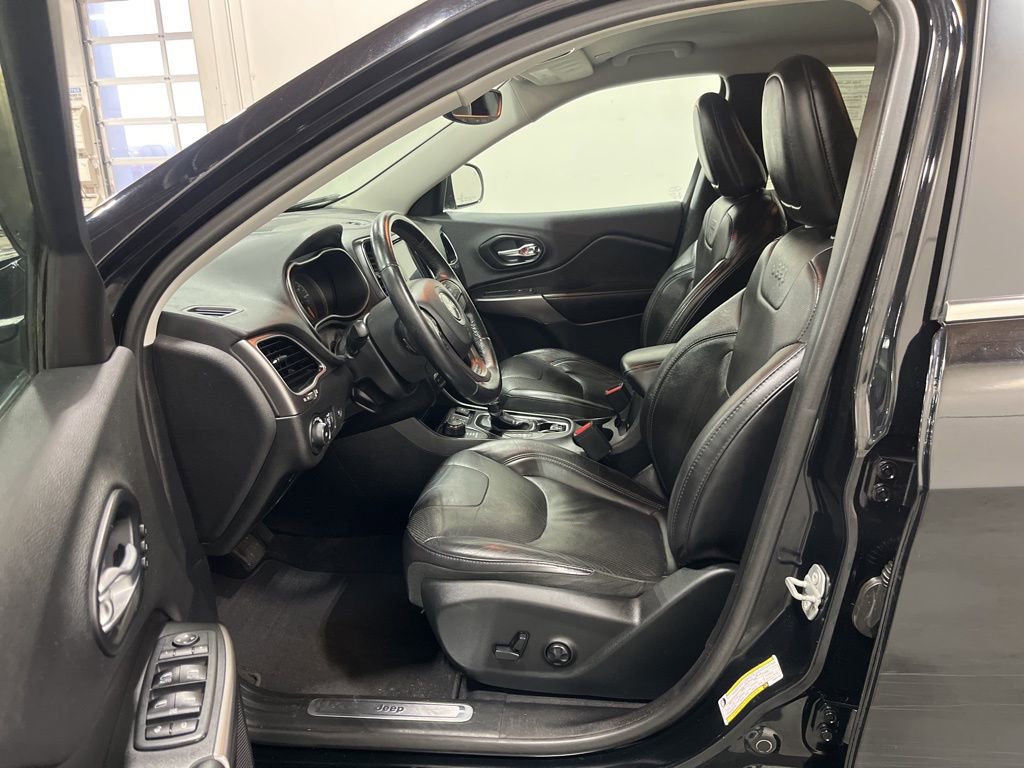 Used 2019 Jeep Cherokee Limited image 25