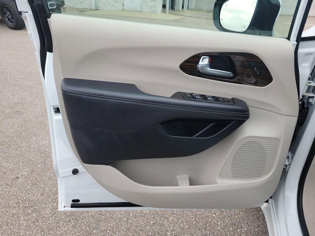 Used 2023 Chrysler Pacifica Limited FWD image 18