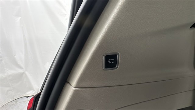 Used 2023 Chrysler Pacifica Touring-L image 18