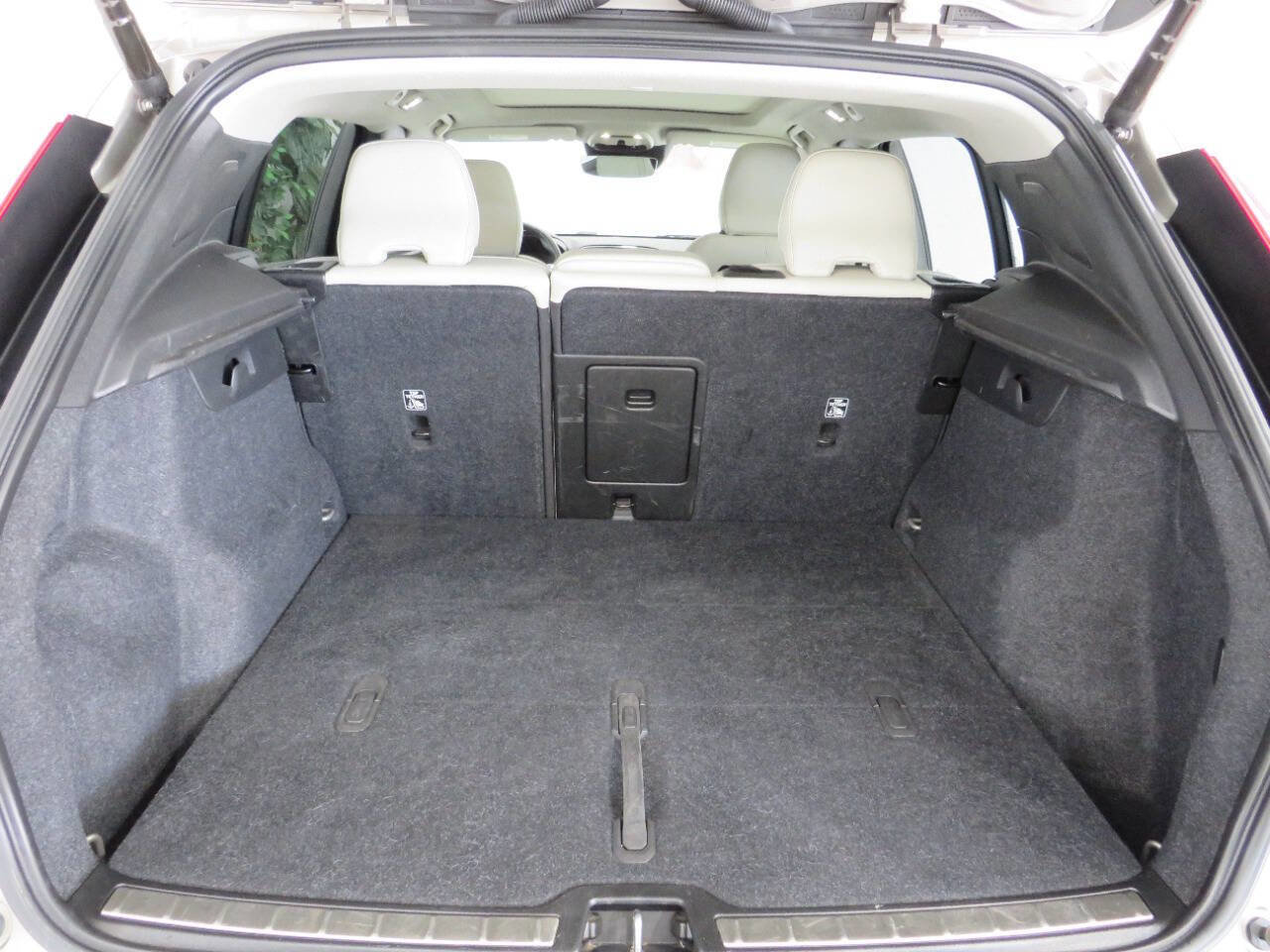 Used 2021 Volvo XC40 T4 Inscription image 24