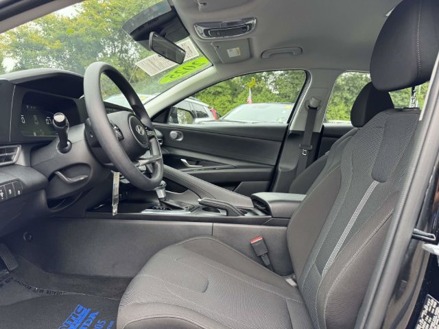 Used 2025 Hyundai Elantra SE FWD image 13