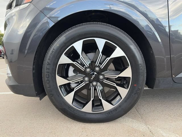 Used 2023 Kia Carnival EX FWD image 19
