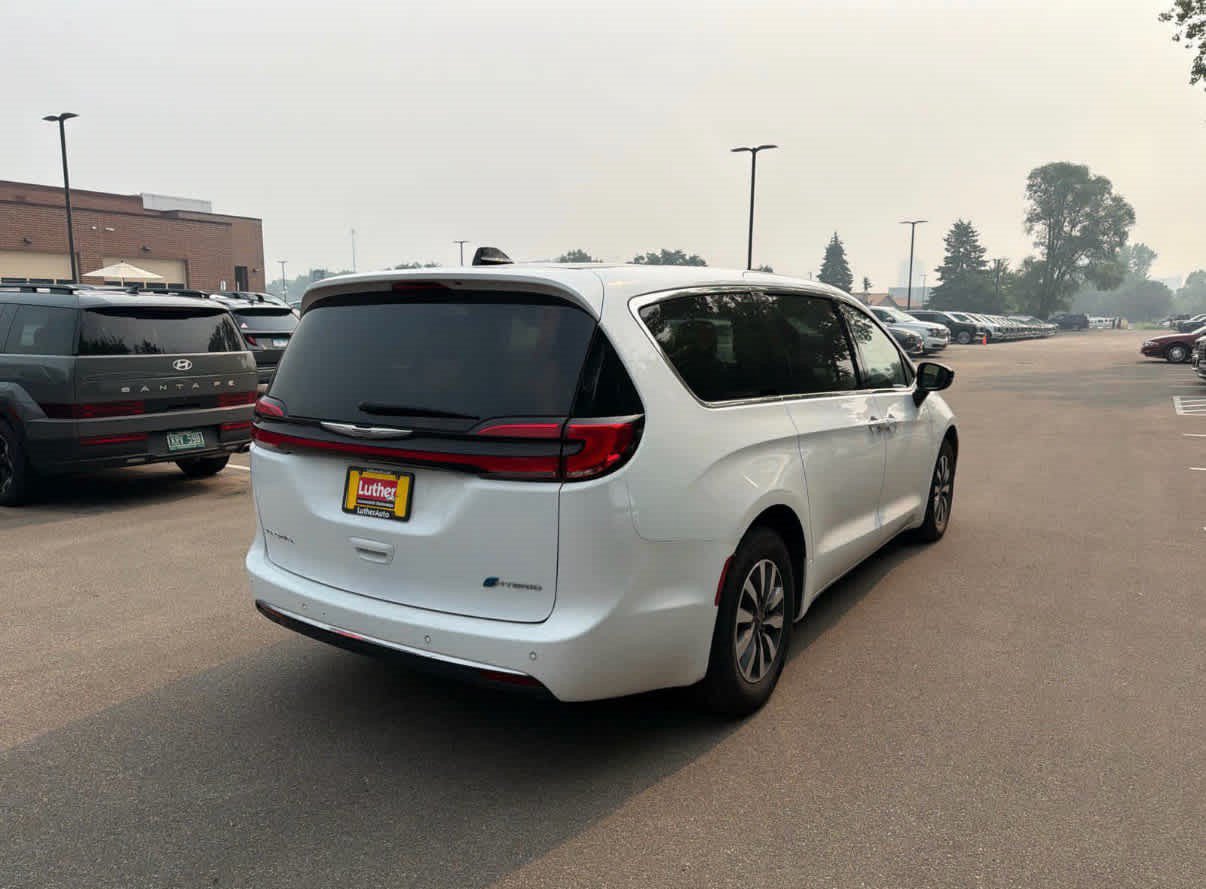 Used 2024 Chrysler Pacifica Limited FWD image 2