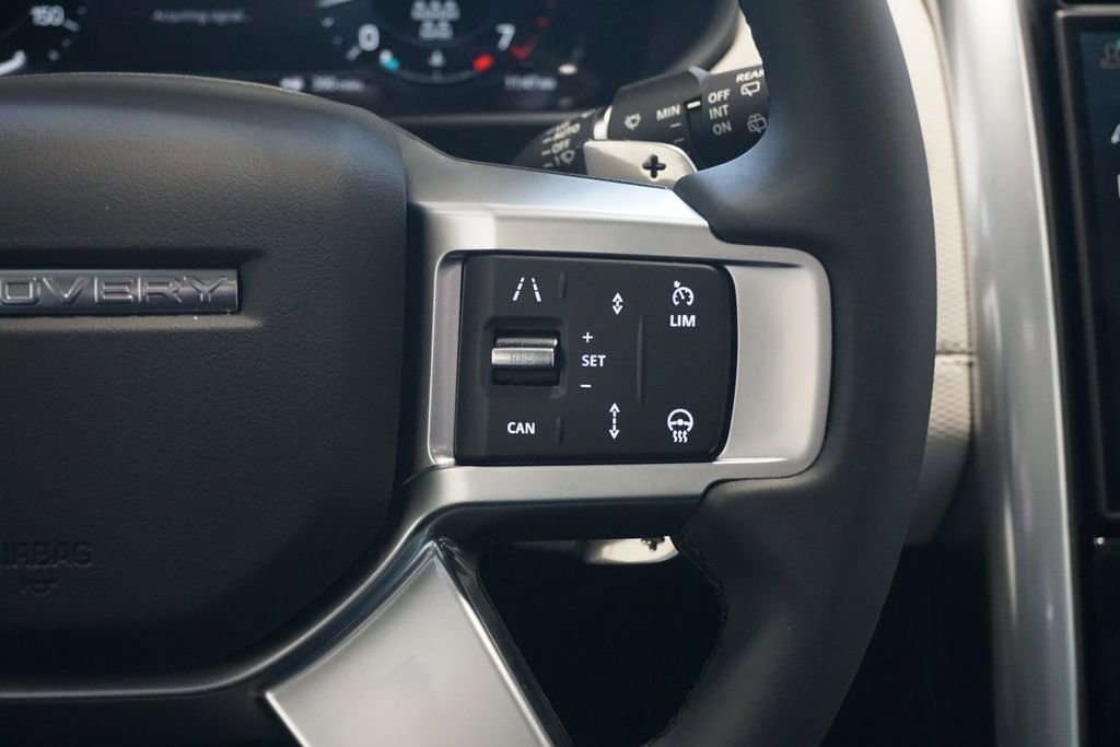 New 2025 Land Rover Discovery Dynamic SE image 13