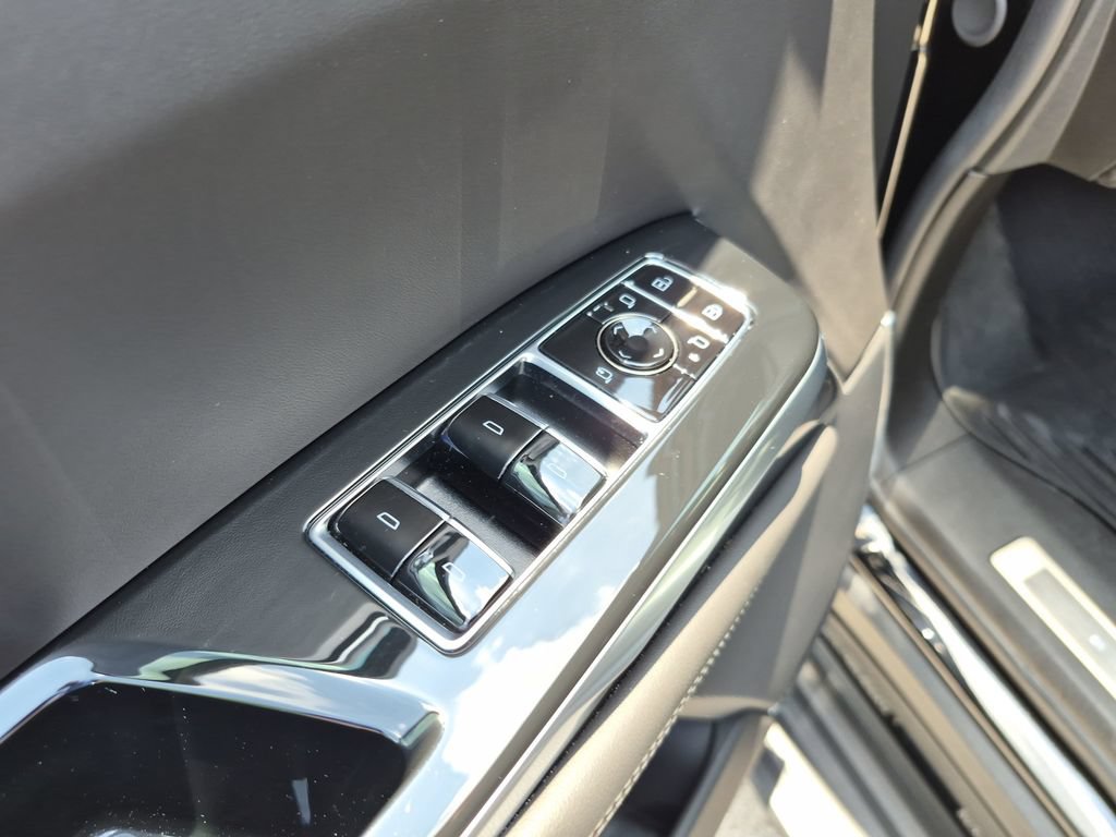 Used 2025 Cadillac Escalade ESV Sport Platinum w/ LPO, ONYX Package AWD/4WD image 19