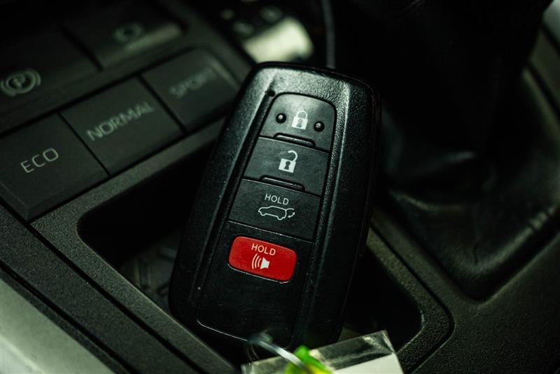 Used 2022 Toyota RAV4 XLE w/ Convenience Package FWD image 23