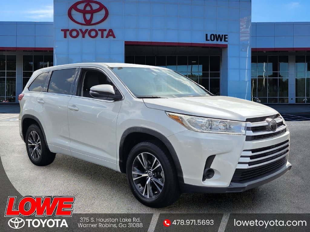 Used 2018 Toyota Highlander LE FWD image 1