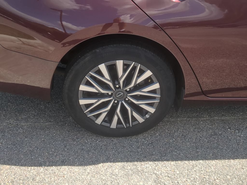 Used 2025 Nissan Altima 2.5 SV FWD image 12