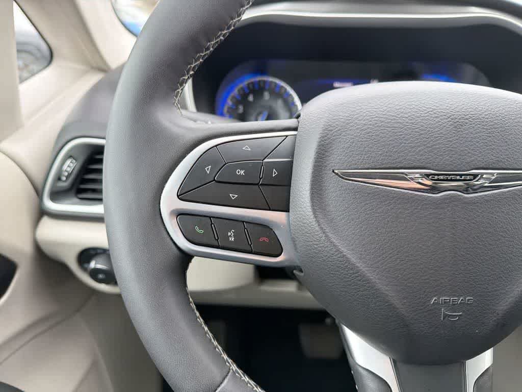 Used 2024 Chrysler Pacifica Touring-L FWD image 28