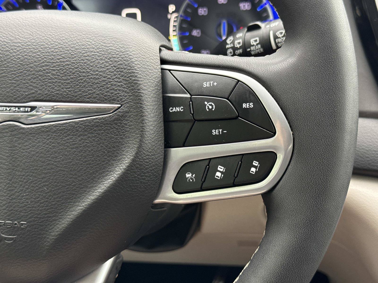 Used 2024 Chrysler Pacifica Touring-L FWD image 14