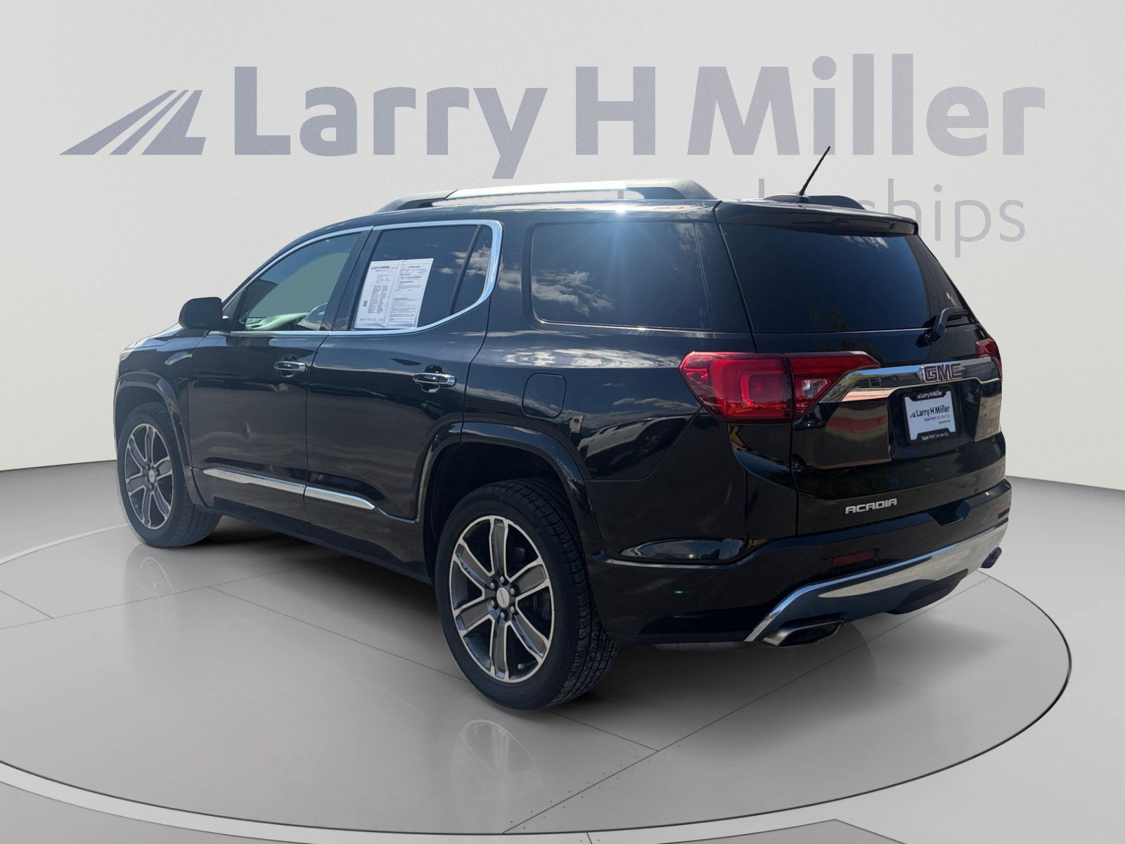 Used 2017 GMC Acadia Denali w/ Technology Package FWD image 3