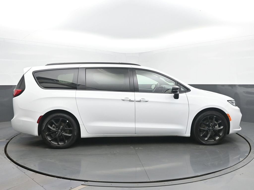 Used 2025 Chrysler Pacifica Limited image 6