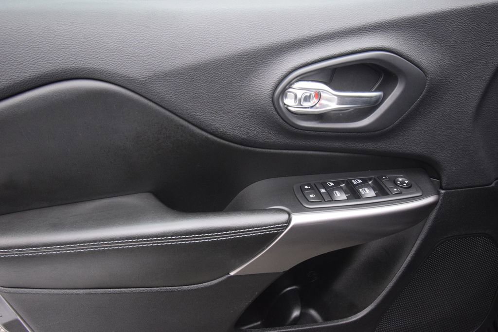 Used 2019 Jeep Cherokee Latitude Plus w/ Comfort/Convenience Group image 20