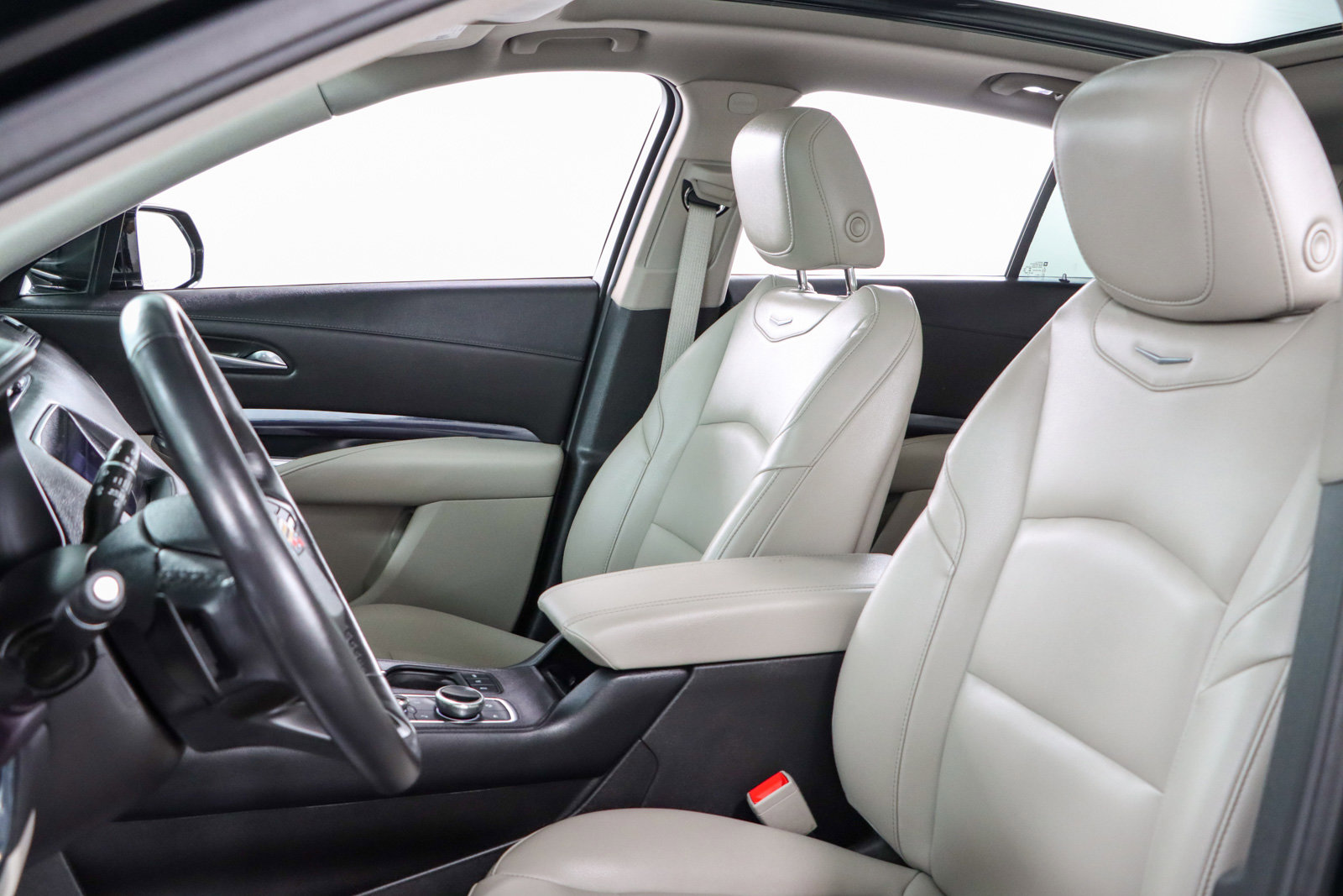 Used 2023 Cadillac XT4 Luxury w/ Cold Weather Package AWD/4WD image 24