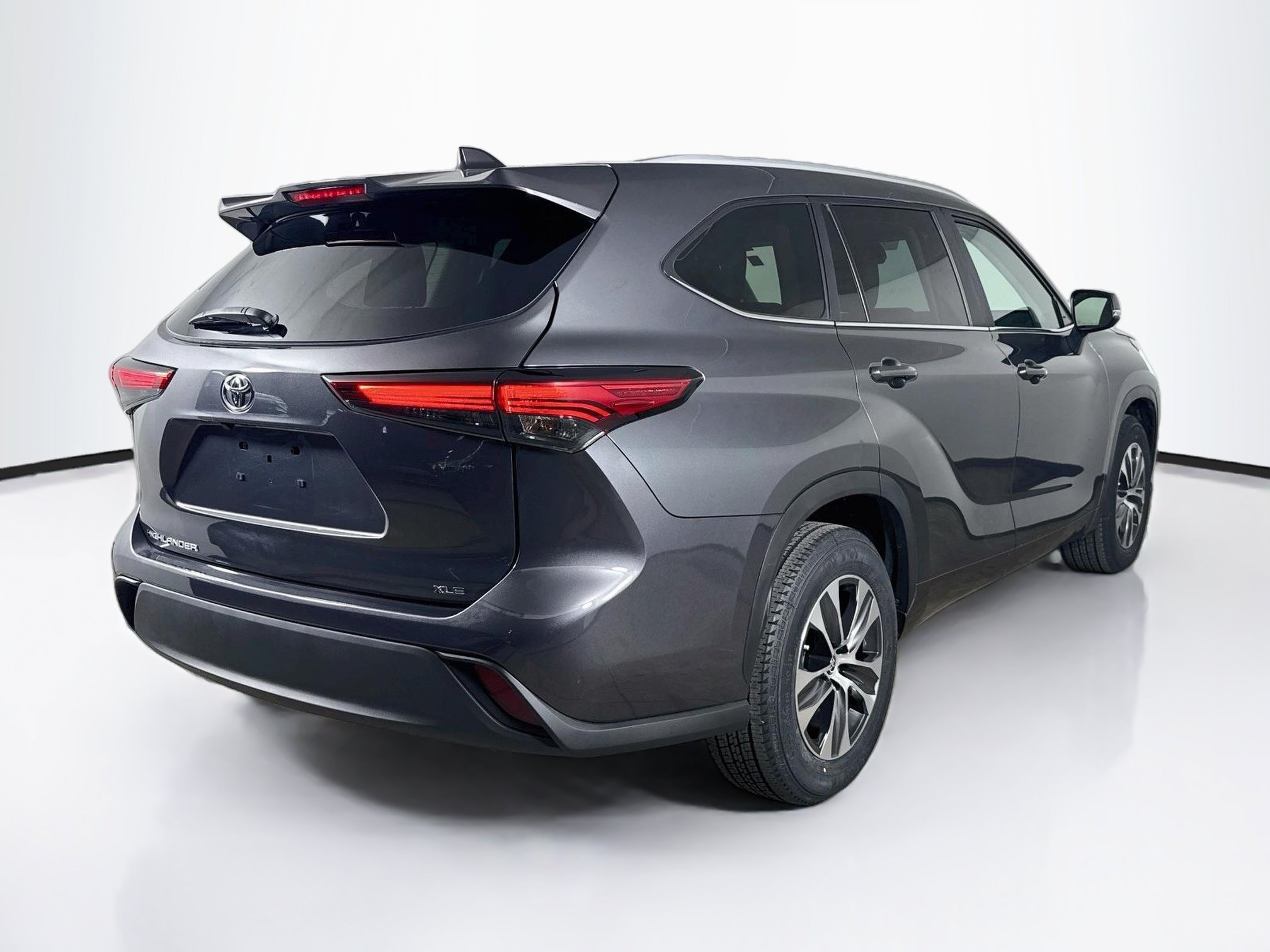 Used 2023 Toyota Highlander XLE FWD image 33