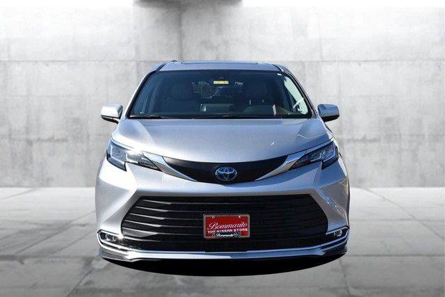 Used 2021 Toyota Sienna XLE w/ XLE Plus Package image 4