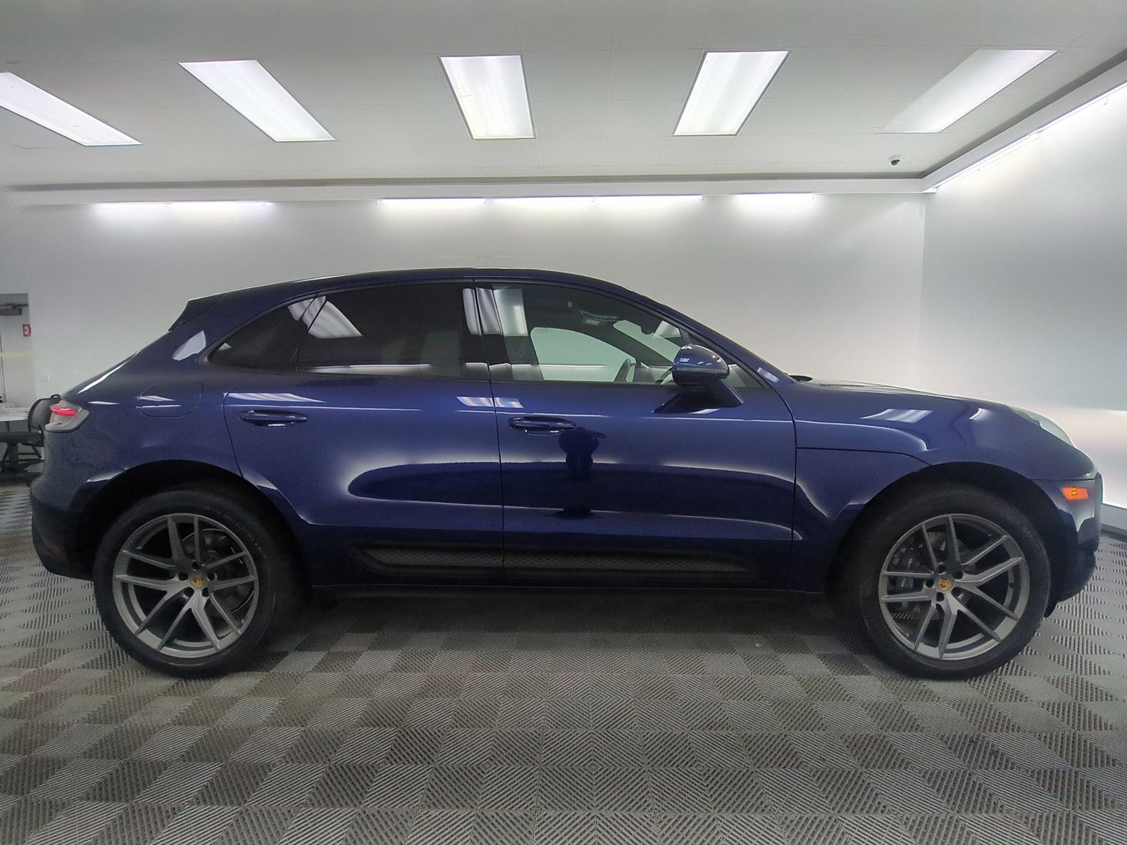 Certified 2022 Porsche Macan AWD/4WD image 8