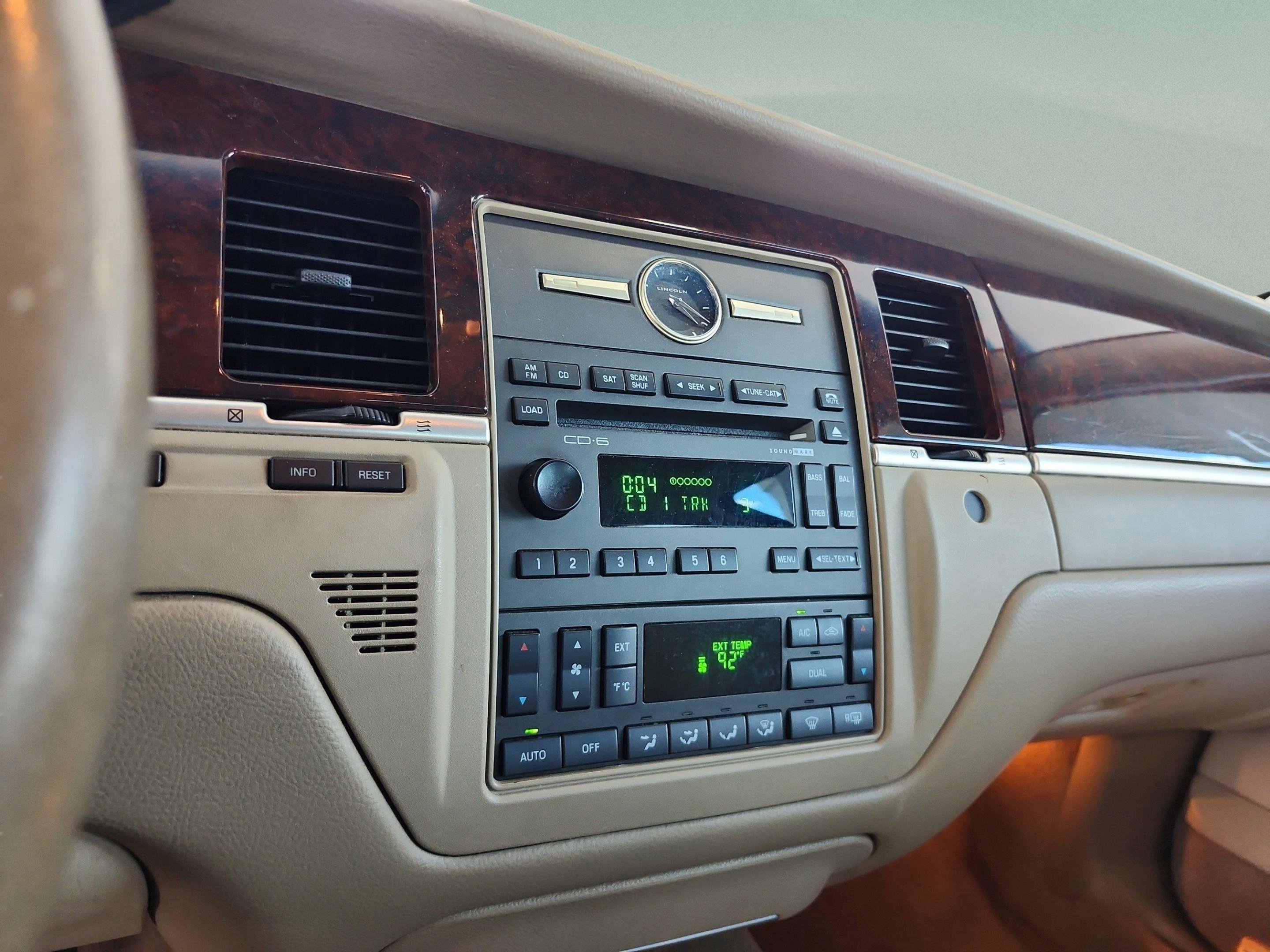 Used 2009 Lincoln Town Car Signature Limited RWD image 11
