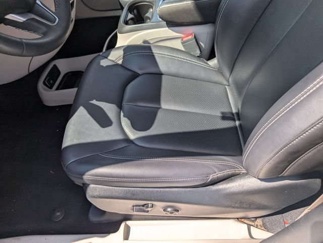 Used 2024 Chrysler Pacifica Touring-L FWD image 17