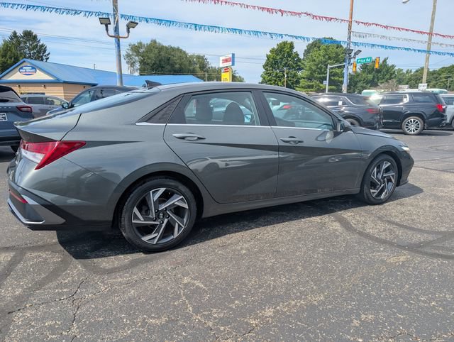 Used 2025 Hyundai Elantra Limited FWD image 8
