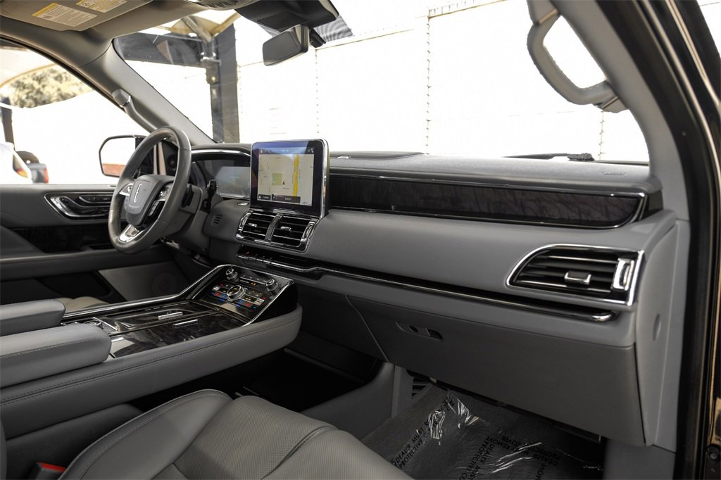 Used 2019 Lincoln Navigator Reserve image 12