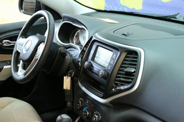 Used 2017 Jeep Cherokee Sport image 12