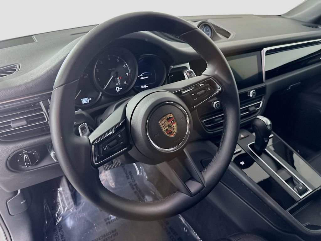 Certified 2025 Porsche Macan image 12