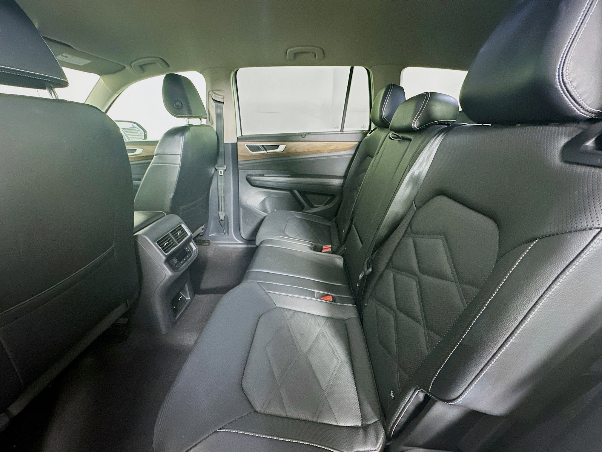 Used 2025 Volkswagen Atlas SE image 27